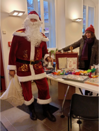 Weihnachtsmann besucht den Stand von "fairpacken"